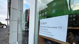 Ein Aushang „Juden haben hier Hausverbot!!!!“ hängt in einem Schaufenster in Flensburg.