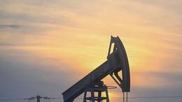 Ein Ölfeld in Russland: Eigentlich bilden die Verkäufe von Öl und Gas ein solides Fundament für den Haushalt des Landes. Doch nun sacken die Einnahmen ab - wie füllt die Regierung nun das Haushaltsloch? 