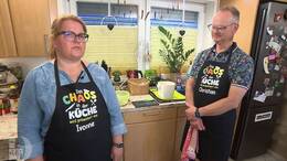 Das perfekte Dinner - Tag 4 - Tatkräftige Unterstützung bekommt Ivonne (47) von Ehemann Christian (57) - auch optisch.
