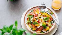 Ein bunter Salat als Basis für eine ausgewogene Low-Fat-Diät.