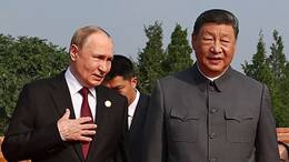 Russlands Präsident Wladimir Putin (links) geht am 3. September 2025 mit Chinas Präsident Xi Jinping vor einer Militärparade zum 80. Jahrestag des Sieges über Japan und des Endes des Zweiten Weltkriegs auf dem Platz des Himmlischen Friedens in Peking.
