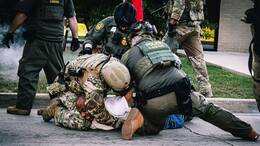 Trumps ICE-Agenten nehmen einen Demonstranten in Chicago in Gewahrsam. (Archivfoto)