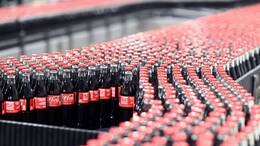 Getränkeabfüllung bei Coca-Cola: Mit einer Warnstreikwelle will die Gewerkschaft nun höhere Löhne durchsetzen. (Archivfoto)