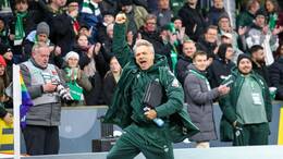 Zufrieden, aber nicht begeistert sehen die Fans des SV Werder Bremen im Hintergrund aus. Trainer Horst Steffen und Co. freuen sich derweil über die bisherige Entwicklung der Mannschaft.