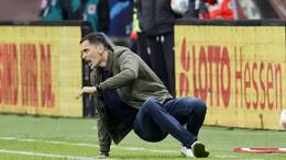 Eintracht-Trainer Dino Toppmöller mit vollem Einsatz an der Seitenlinie.