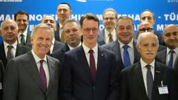NRW-Ministerpräsident Hendrik Wüst mit Ex-Bundespräsident Christian Wulff und türkischen Wirtschaftsvertretern in Düsseldorf.