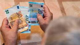 50 Rentenpunkte dürften für viele Menschen nicht erreichbar sein. Wer es schafft, darf sich über mehr als 2000 Euro freuen. Doch wie viel gibt es genau? (Symbolbild)