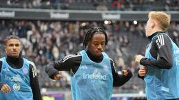 Elye Wahi (M.) kommt bei Eintracht Frankfurt noch nicht in Fahrt.