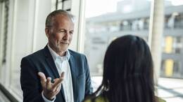 Intelligenz kann sich dadurch zeigen, wie sich jemand verhält oder was jemand sagt. 