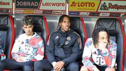 Adam Aznou sitzt, wie hier bei Bayern, auf der Bank bei Everton.