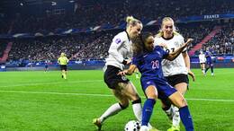 Intensive Zweikämpfe prägen das Spiel zwischen Deutschland und Frankreich.