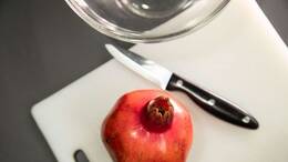 Wie lässt sich ein Granatapfel einfach und sauber entkernen?