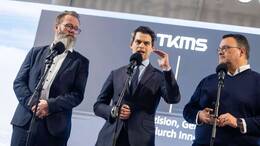 Der maritime Beauftragte der Bundesregierung, Christoph Ploß (Mitte) spricht in Kiel mit Wirtschaftsminister Claus Ruhe Madsen (links, CDU) und TKMS-Chef Oliver Burkhard.