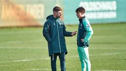 Werder Bremens Co-Trainer Raphael Duarte im Gespräch mit Youngster Patrice Covic, der zuletzt kaum noch Einsatzzeiten bekam.