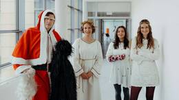 Rudi (Michael Pascher, l.), Emilie Hofer (Stefanie von Poser, 2.v.l.), und Nina Reuther (Josephin Busch, r.) helfen Mia Steiner (Lisa Junick, 2.v.r.) bei einer besonderen Weihnachtsüberraschung für die Kinderstation.