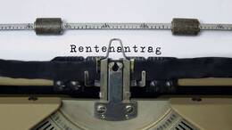 Ob schriftlich oder online: Der Rentenantrag muss schon vor Renteneintritt abgeschickt werden.