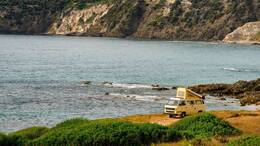 Ein gelber Camper steht in Italien. Das Modell ähnelt dem gestohlenen VW der französischen Touristen. (Symbolbild)