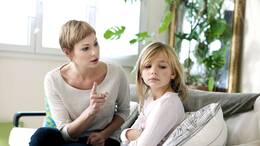 Negative Sätze sind schnell gesagt – und können die Kinderseele stark verletzen.