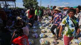 Mehr als 500.000 Personen auf beiden Seiten des Grenzkonflikts wurden durch die Gefechte in die Flucht gedrängt. Hier warten Evakuierte in der Provinzstadt Banteay Menchey in Kambodscha auf eine Spende von einer lokalen Wohltätigkeitsorganisation.