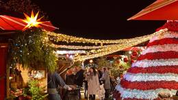 Die rotweiße Pyramide ist das Herzstück des Weihnachtsparks auf dem Gertrudenhof bei Köln. 