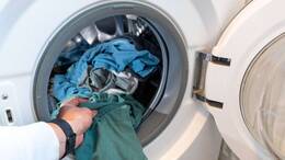 Wer seiner Maschine und Wäsche einen Gefallen tun möchte, der lässt von diesem bestimmten Waschprogramm die Finger weg.