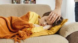 Wenn das Kind krank ist, bleiben auch die Eltern Zuhause. Dann haben sie auch Anspruch auf Kinderkrankengeld. 