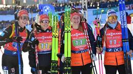 Biathlon: (von links) Vanessa Voigt, Janina Hettich-Walz, Julia Tannheimer und Anna Weidel freuen sich über das Podium in Hochfilzen.