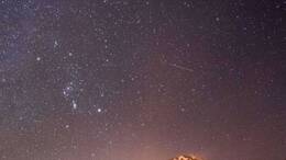 Eine Sternschnuppe der Geminiden huscht über den Himmel. (Archivbild)