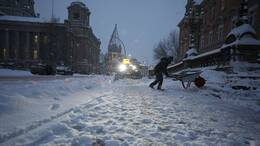 Viel Schnee in Hamburg - am Freitag kommt starker Wind zu Neuschnee dazu und deshalb dürfte es zu Schneeverwehungen kommen.