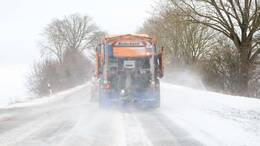 Mit Räumschild und Streusalz im Einsatz für befahrbare Straßen.