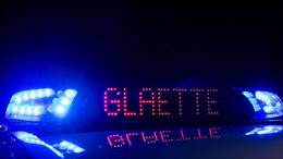 Glätte und Eis sorgen für schwierige Bedingungen auf den Straßen in Schleswig-Holstein. (Symbolbild)