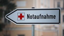 Ein Schild weist den Weg zur Notaufnahme. (Symbolbild)