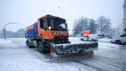 Der Deutsche Wetterdienst (DWD) warnt vor Glatteis durch gefrierenden Regen im Norden. Es bestehe Gefahr für Leib und Leben. (Archivbild)
