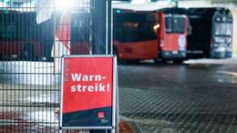 In Kiel werden die Stadtbusse am Montag wegen eines Warnstreiks in den Depots bleiben. (Archivbild)