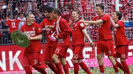 2015: Schweinsteiger (mit Meisterschale) und Lewandowski feiern ihre einzige gemeinsame Meisterschaft mit dem FC Bayern).