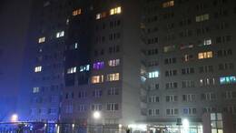 Bei einem Feuer in einem Hochhaus ist ein Kind gestorben.