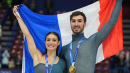 Guillaume Cizeron (r) hat mit dem Olympiasieg mit seiner neuen Eistanz-Partnerin Laurence Fournier Beaudry Geschichte geschrieben.