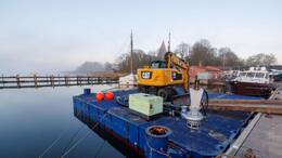 Der Bagger ist auf dem Weg zum Wal.