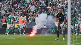 Beim Nordderby zwischen Werder Bremen und dem Hamburger SV wurden Pyrogeschosse auch aufs Spielfeld gefeuert.