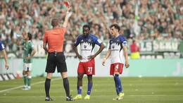 Schiedsrichter Florian Exner (links) zeigte im Nordderby zwischen Werder Bremen und dem HSV insgesamt fünfmal die Rote Karte - hier sieht sie Philip Otele (mitte).