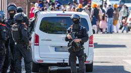 Mehrere Menschen sollen leicht verletzt worden sein.