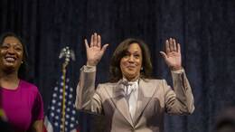 Die ehemalige Vizepräsidentin Kamala Harris rechnet bei einem Auftritt in Detroit mit der Trump-Regierung ab.