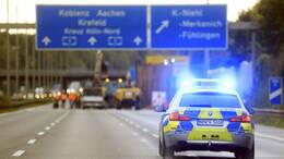 Die Sperrung der A1 bei Köln führte zu langen Staus. Der Ausweichverkehr über die Rheinfähre sorgte dort ebenfalls für ein Verkehrschaos.