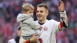 Josip Stanisic bejubelt den Meistertitel mit seinem Sohn.