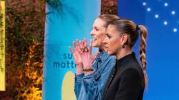 Stella Hinderer (l.) und Karla Emcke stellen in „Die Höhle der Löwen“ ihr Sonnenschutzprodukt sun matters vor.