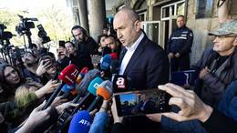 Rumen Radew, Chef der Partei „Progressive Bulgaria“ und früherer Präsident, spricht nach seiner Stimmabgabe bei der Parlamentswahl in Sofia mit Medienvertretern. Seine prorussische Linie prägt die politische Debatte im Land.