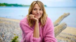 Inselärztin Nora Kaminski (Tanja Wedhorn) kehrt von ihrer mehrwöchigen Auszeit nach der geplatzten Hochzeit aus Norwegen zurück.