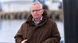 Laut Umweltminister Till Backhaus (SPD) soll der gestrandete Wal eine Art Korsett aus mit Sand gefüllten Bigpacks bekommen. (Archivbild)