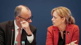 Familienministerin Karin Prien (CDU), hier mit Kanzler Friedrich Merz, will wohl 350 Millionen Euro beim Elterngeld allein im kommenden Jahr einsparen. 