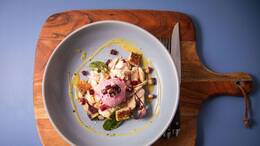 Ob mit Kondensmilch oder vegan: Das Rote-Bete-Eis passt nicht nur als Nachtisch, sondern auch auf geräucherter Forelle mit Blattsalaten, Toastwürfel und Vinaigrette.